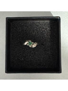 Elegant Stamped 10k Diamond and Emerald Women's Ring size 5.25/6 💯 real.